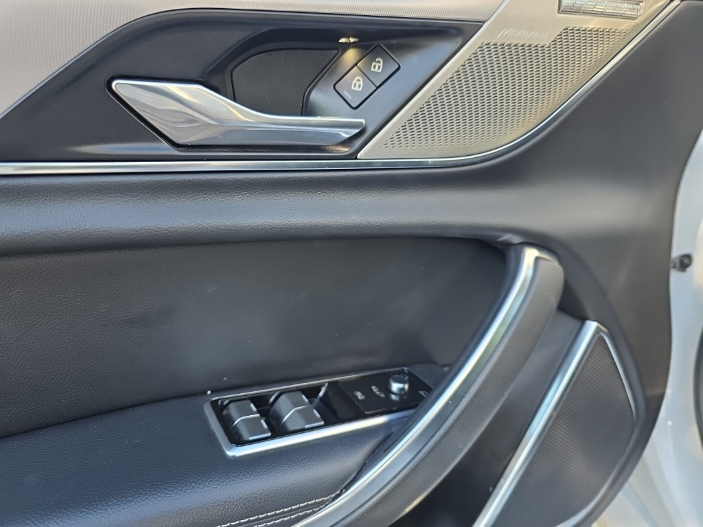 2021 Jaguar XF R-Dynamic SE photo 11