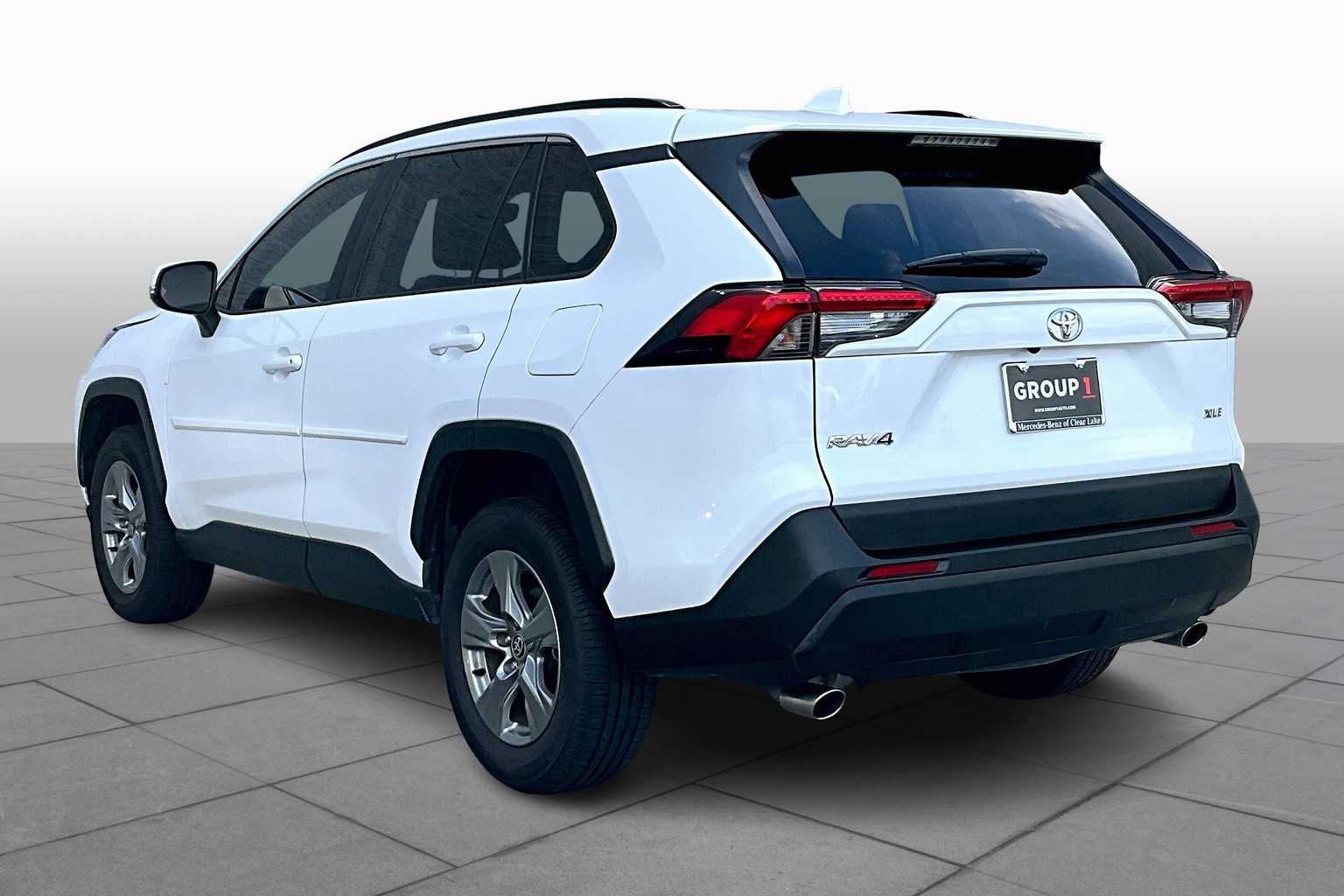 2022 Toyota RAV4 XLE photo 8