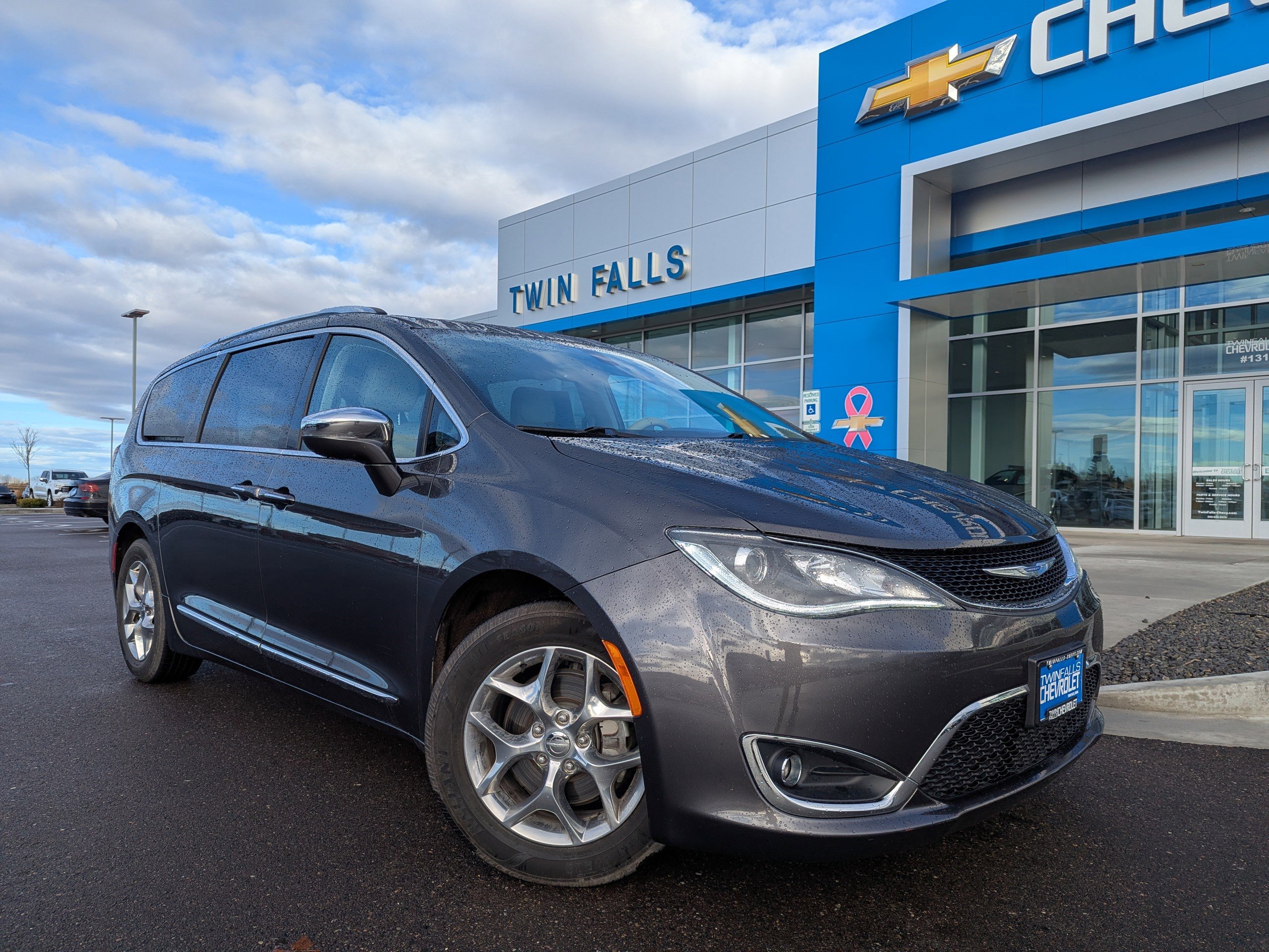 2019 Chrysler Pacifica Limited's photo