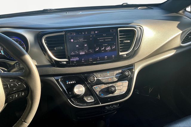 2022 Chrysler Pacifica Touring L photo 9
