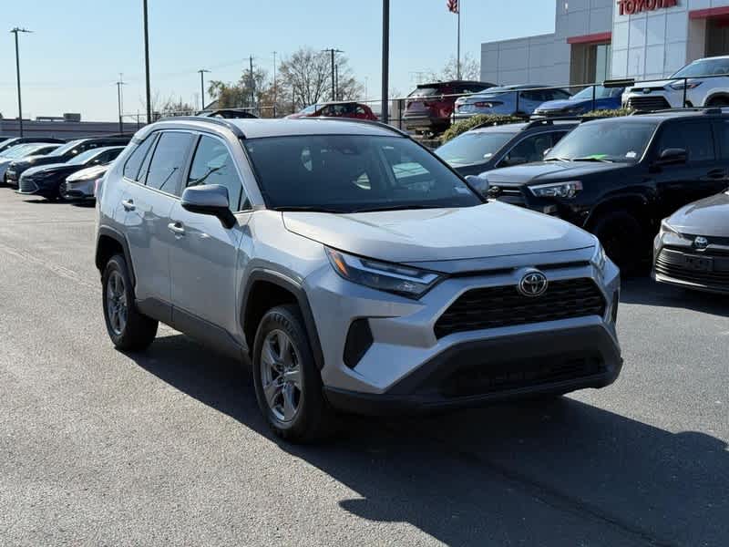 2024 Toyota RAV4 XLE's photo