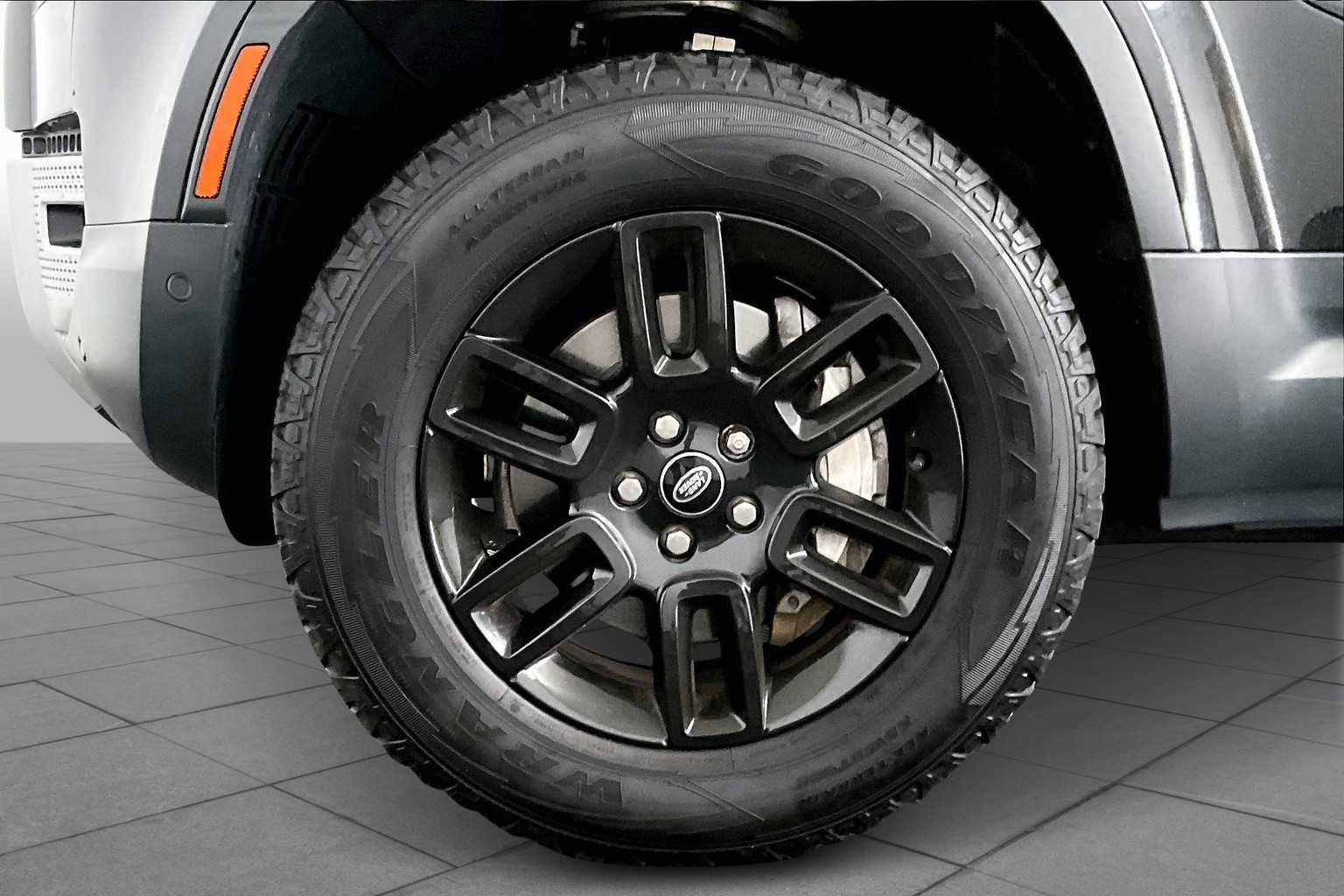 2023 Land Rover Defender SE photo 10