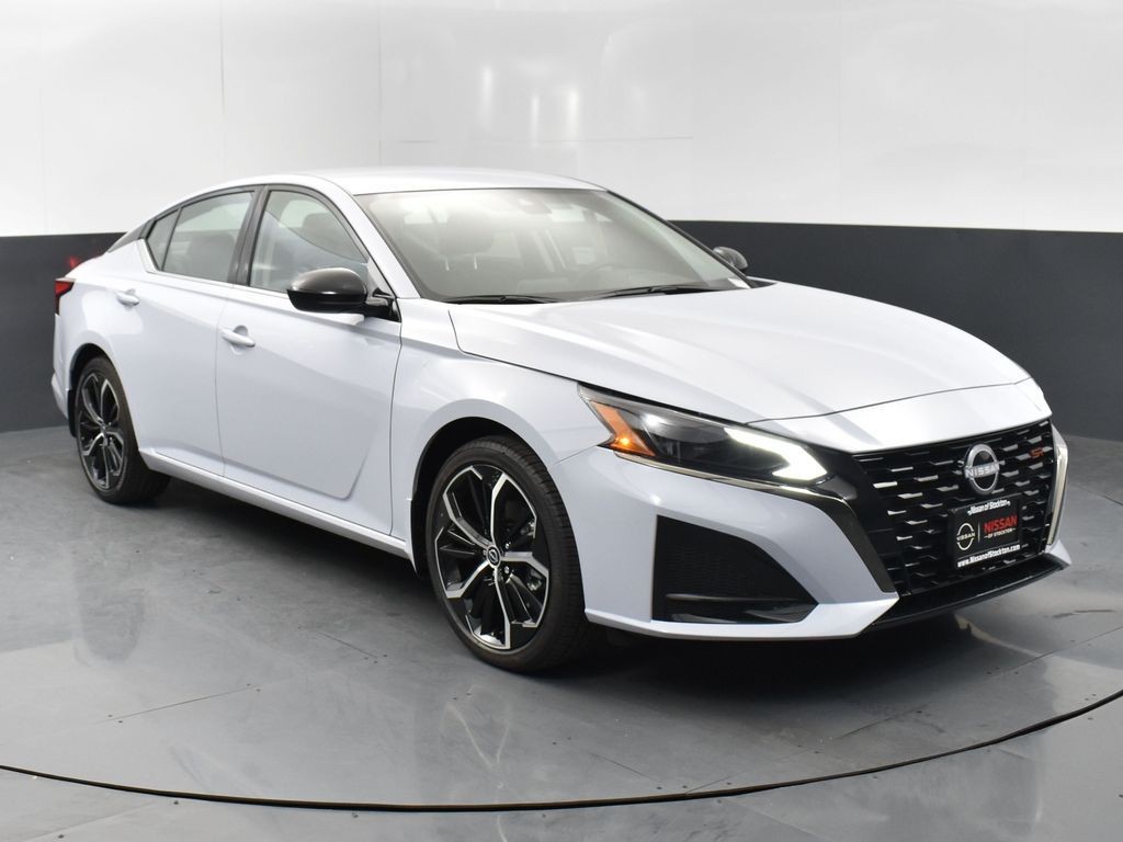 2025 Nissan Altima SR's photo