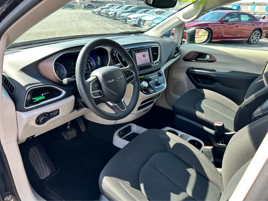 2023 Chrysler Voyager LX photo 11
