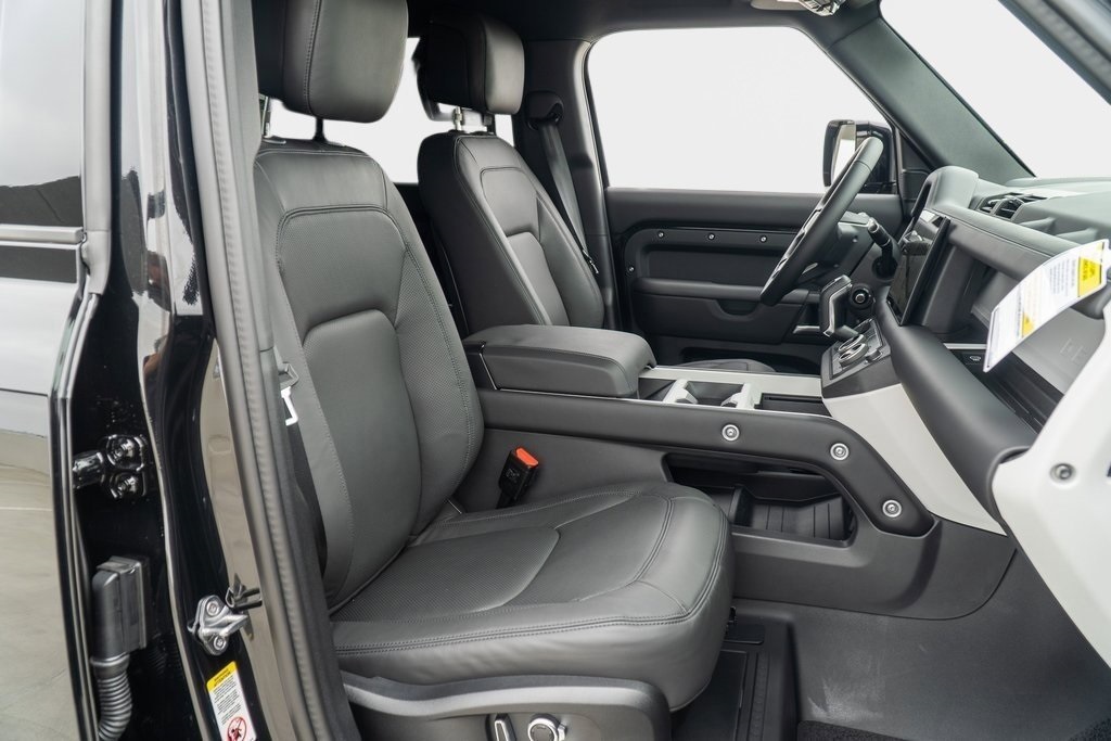 2025 Land Rover Defender 130 X-Dynamic SE photo 13