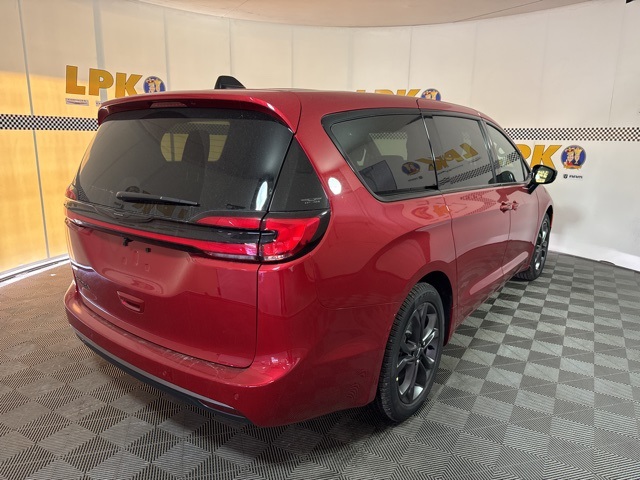 2026 Chrysler Pacifica photo 3