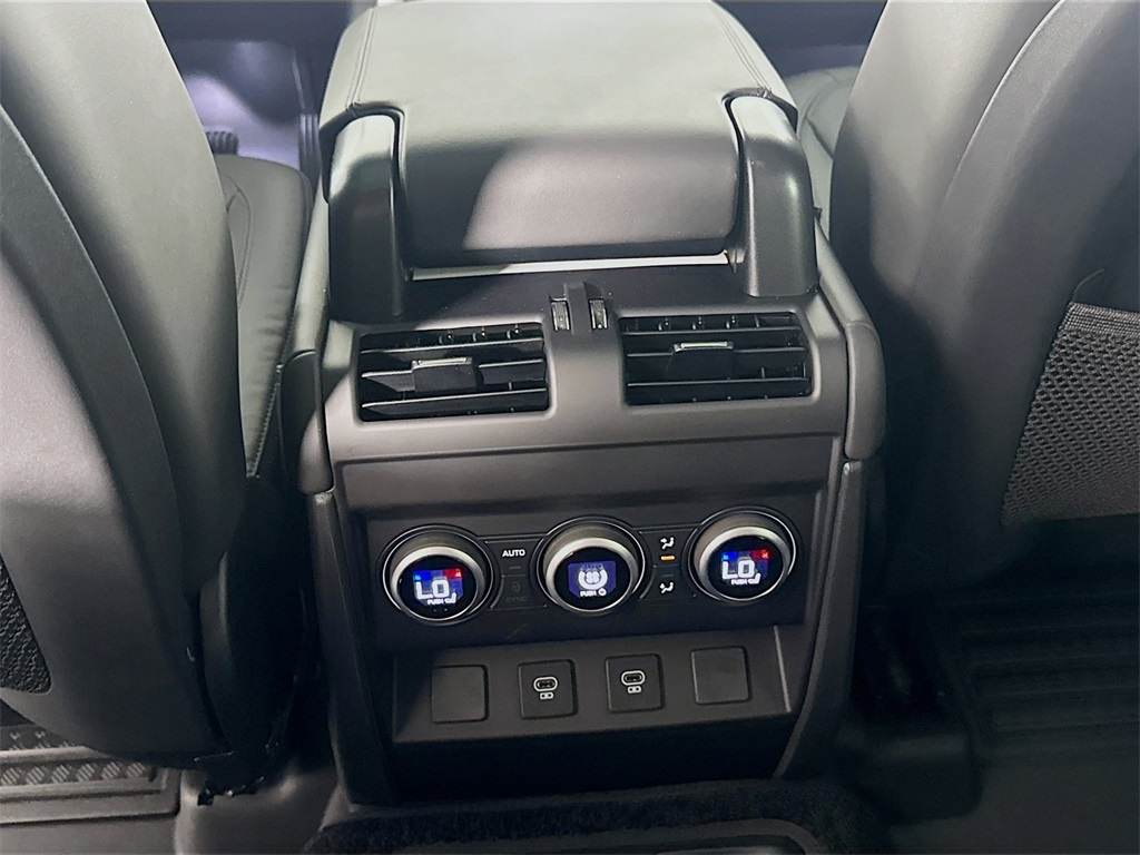 2025 Land Rover Defender 130 X-Dynamic SE photo 19