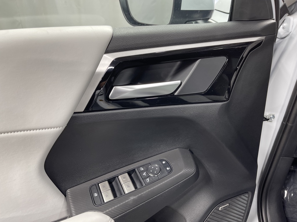2025 Mitsubishi Outlander SE photo 17