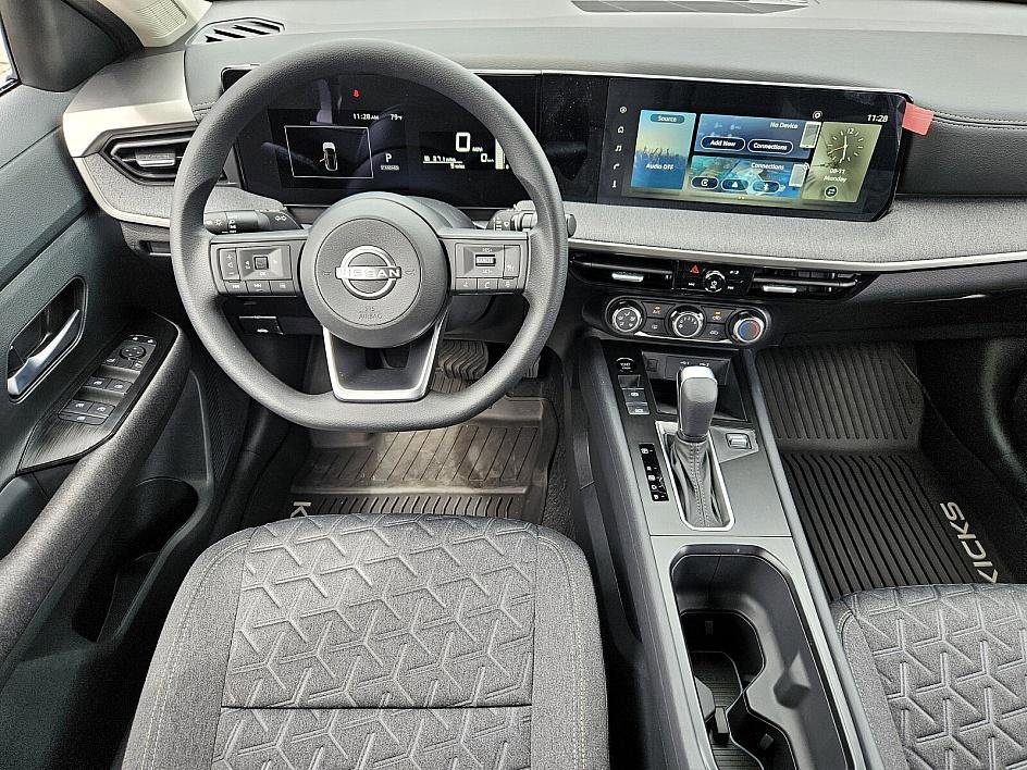 2025 Nissan Kicks SV photo 7
