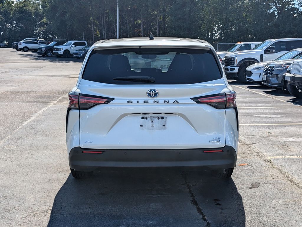 2021 Toyota Sienna XLE photo 3