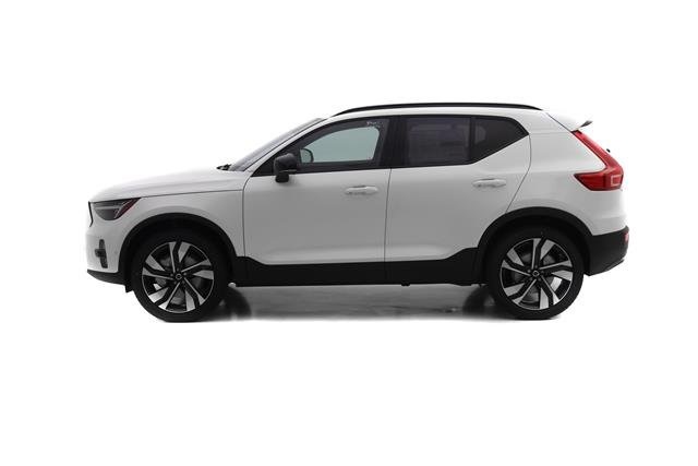 2025 Volvo XC40 AWD photo 3