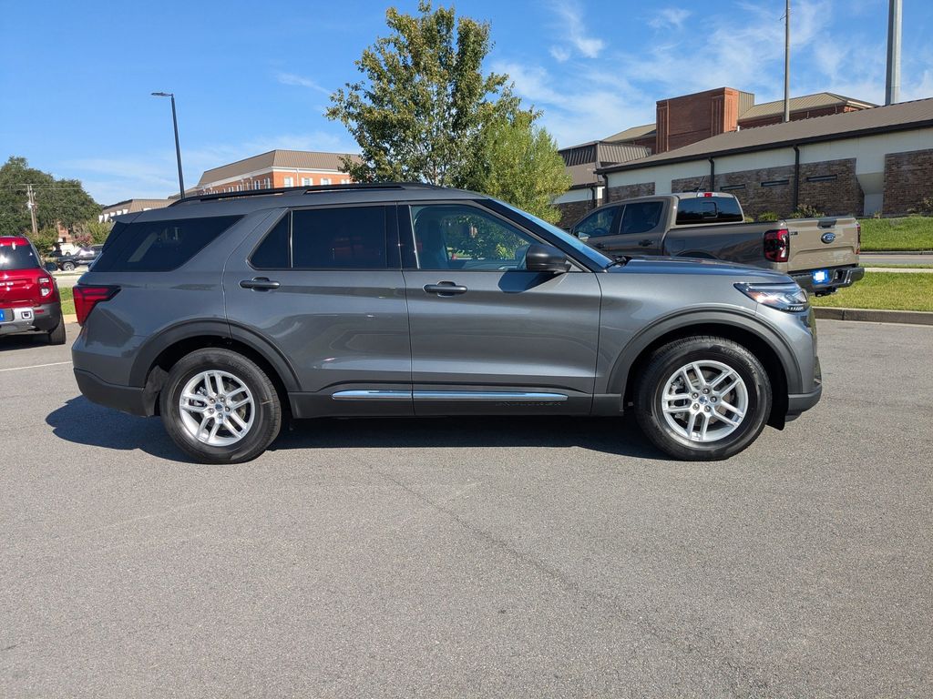 2025 Ford Explorer photo 3