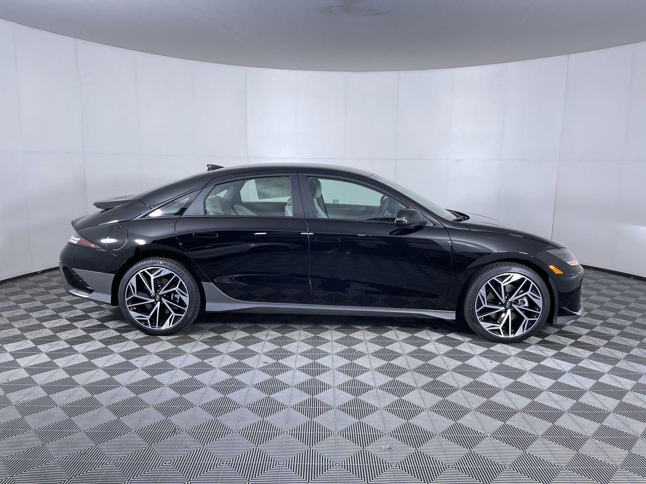 2025 Hyundai Ioniq 6 SEL photo 4
