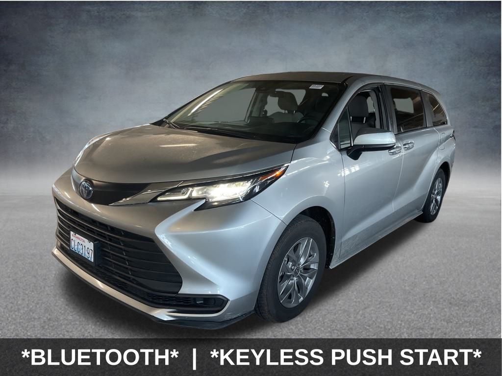 2022 Toyota Sienna LE photo 2