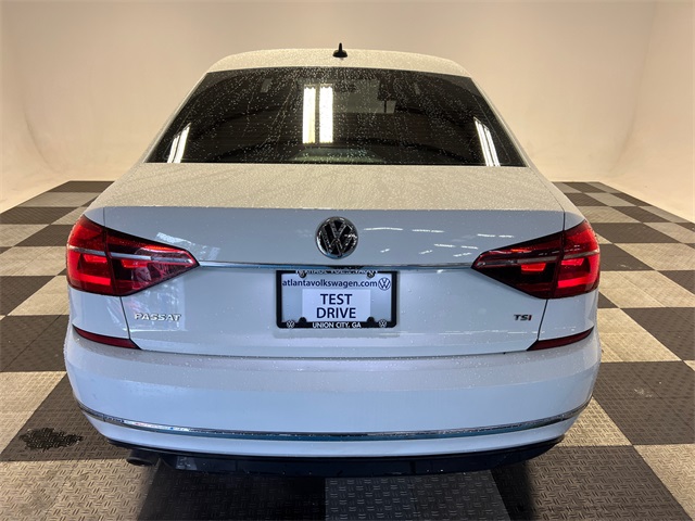 2017 Volkswagen Passat R-Line photo 3