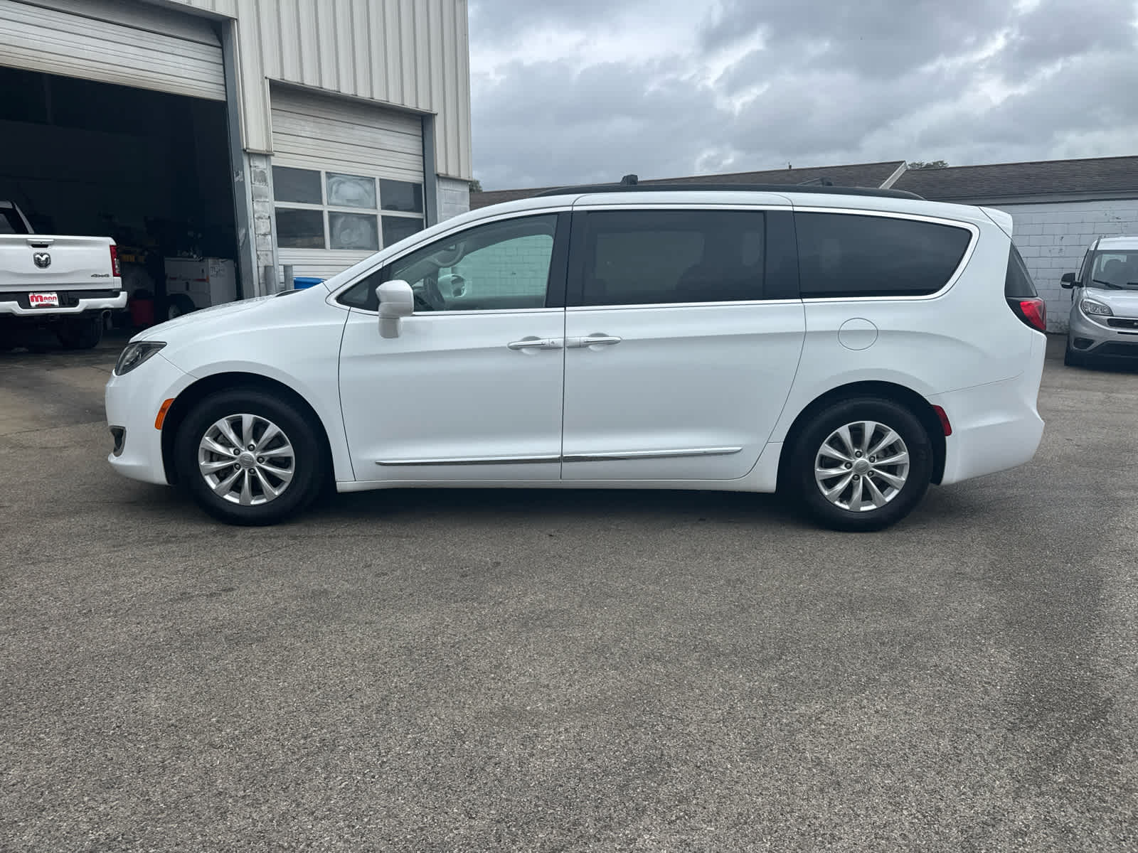 Used 2017 Chrysler Pacifica Touring-L with VIN 2C4RC1BG2HR683156 for sale in Mount Sterling, KY