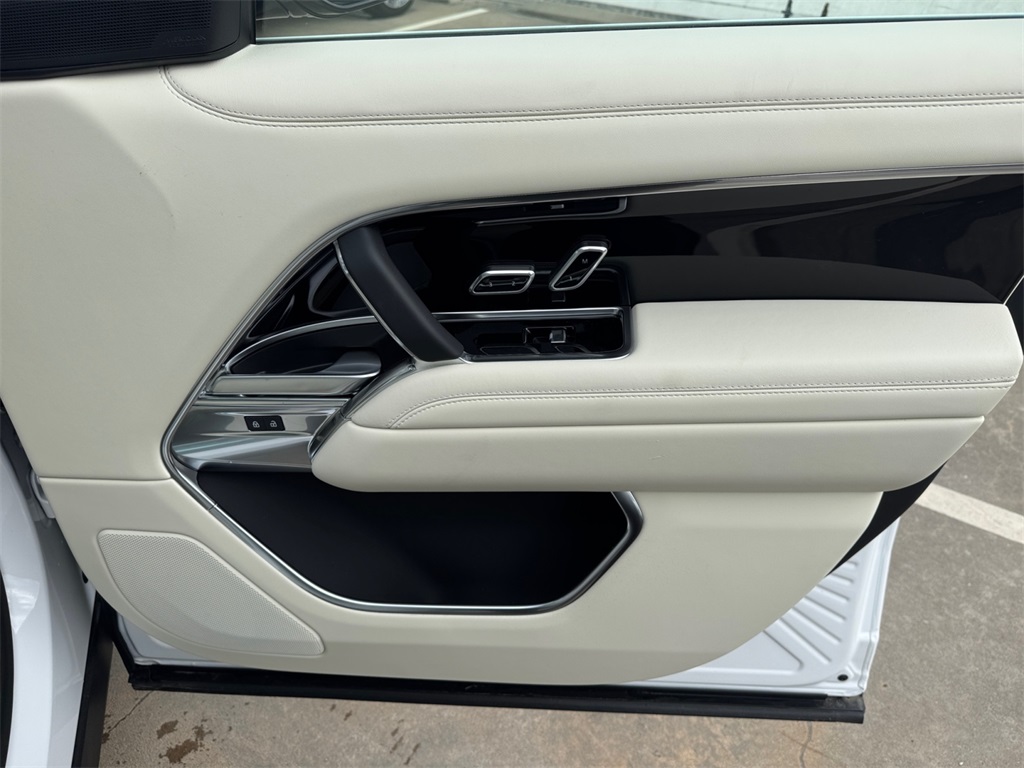2025 Land Rover Range Rover SE photo 16