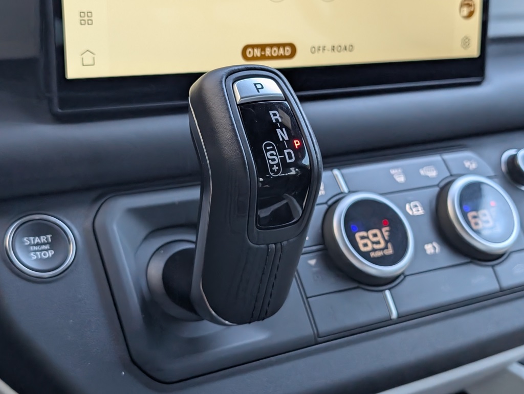 2025 Land Rover Defender 110 X-Dynamic SE photo 15