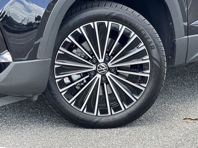 2025 Volkswagen Taos SE photo 2