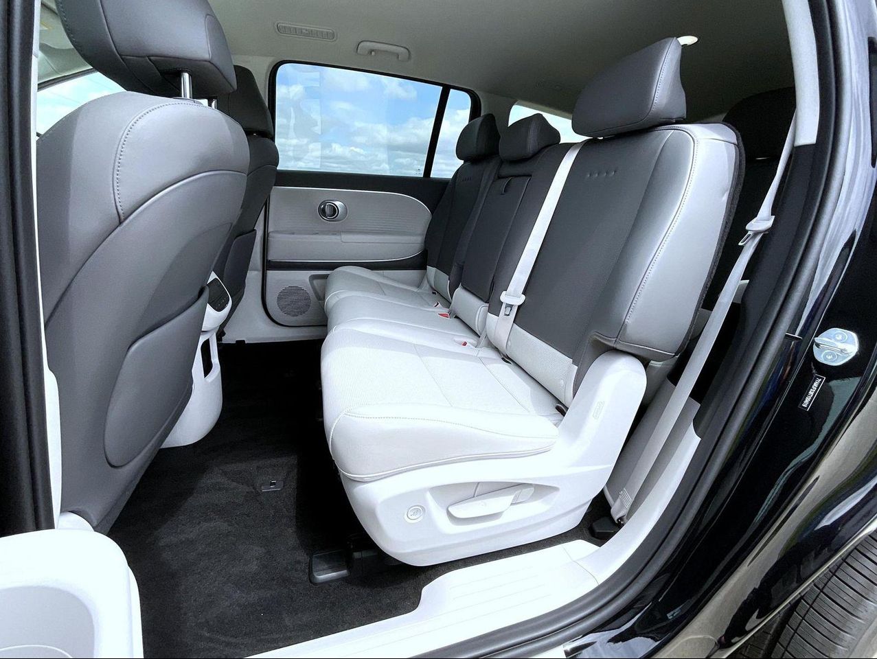 2026 Hyundai Ioniq SEL photo 8