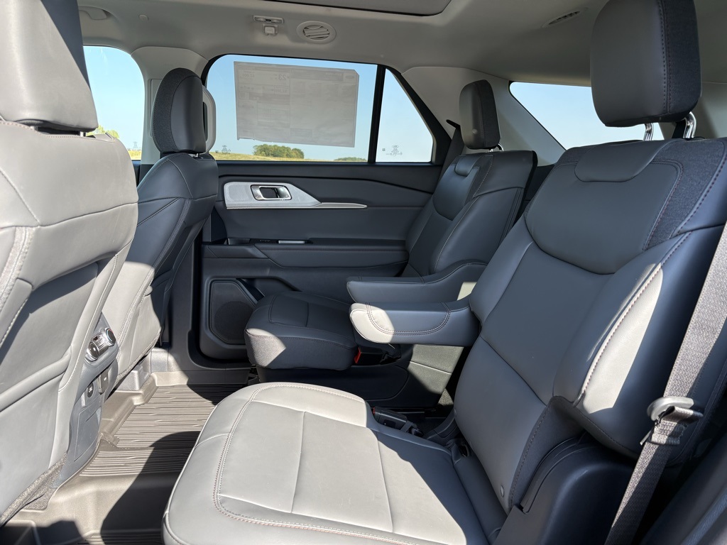 2025 Ford Explorer photo 22