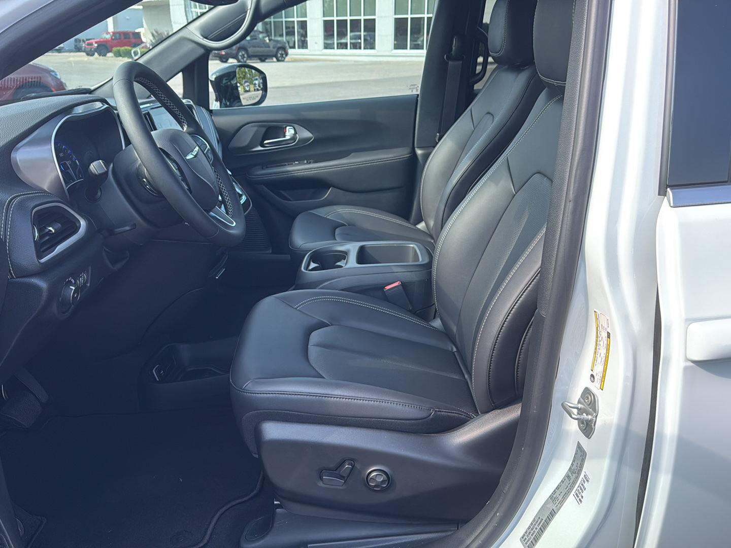 2026 Chrysler Pacifica photo 8