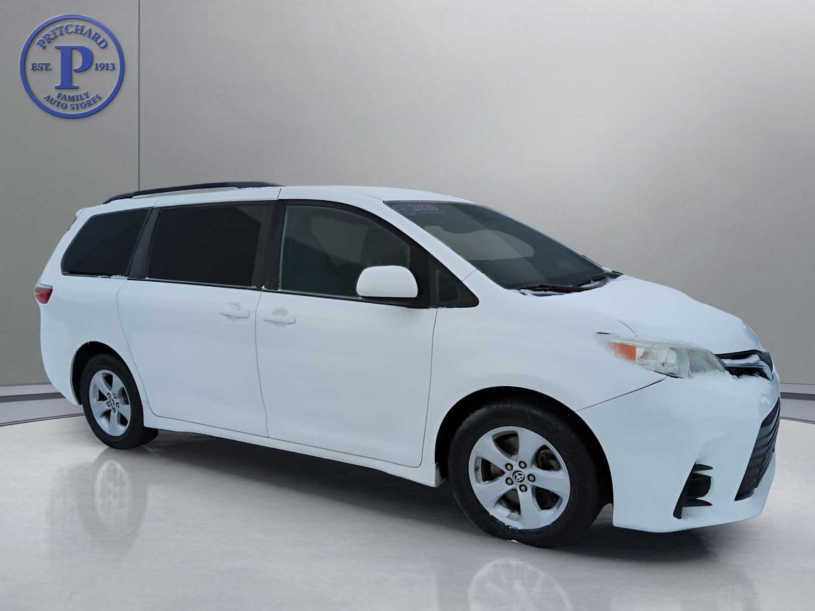 2020 Toyota Sienna LE's photo