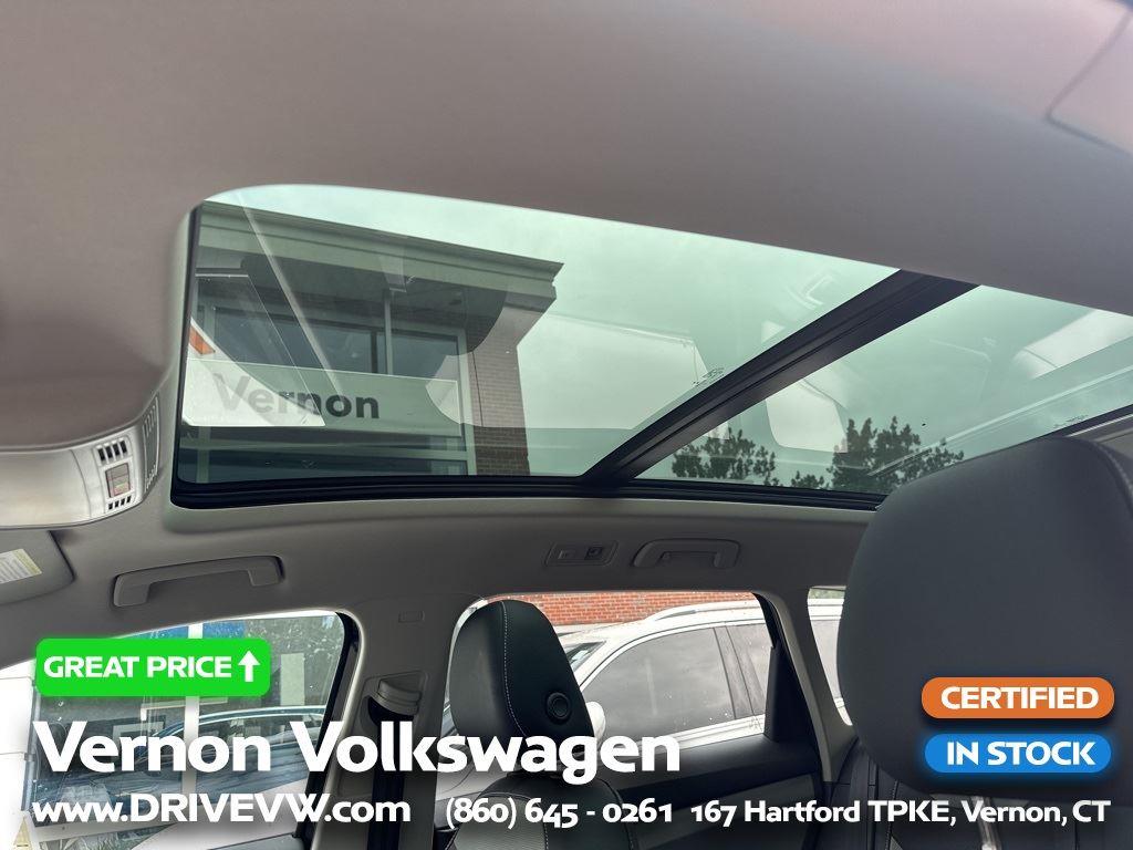 2022 Volkswagen Taos SEL photo 16