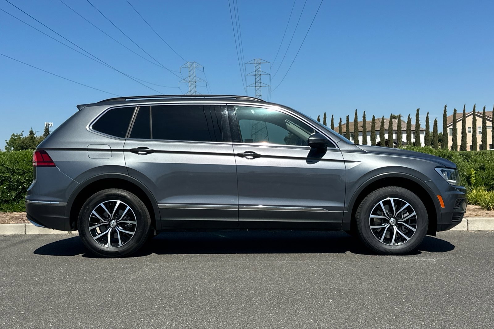 2021 Volkswagen Tiguan SE photo 2
