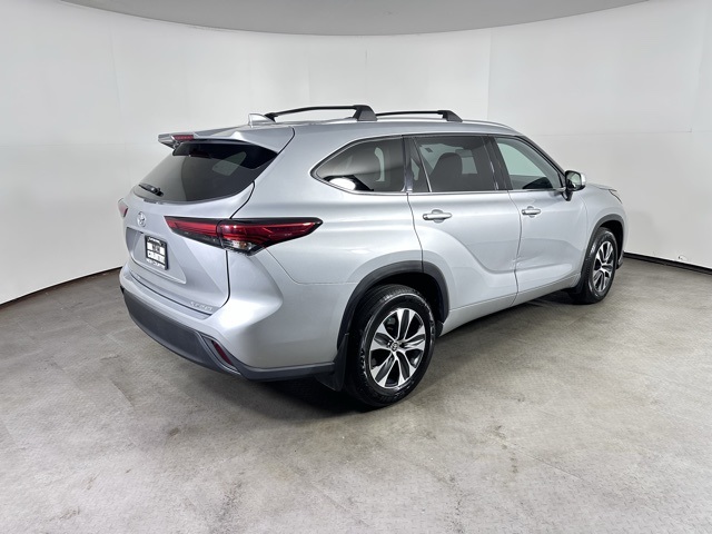 2021 Toyota Highlander XLE photo 2