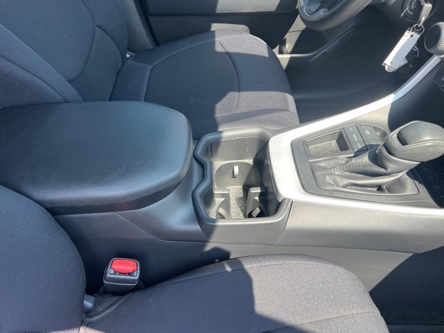 2025 Toyota RAV4 LE photo 8