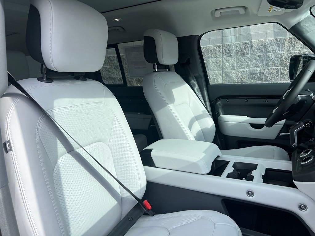 2025 Land Rover Defender 130 X-Dynamic SE photo 8