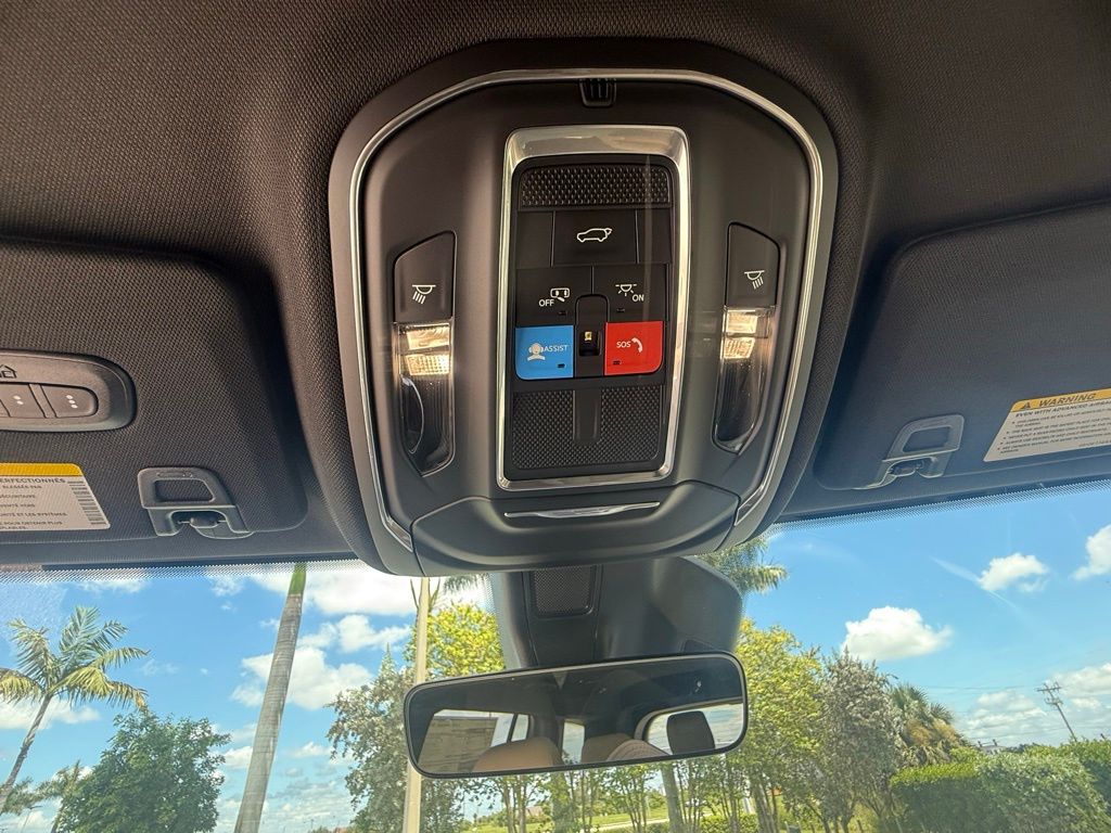 2025 Jeep Grand Cherokee Limited photo 8