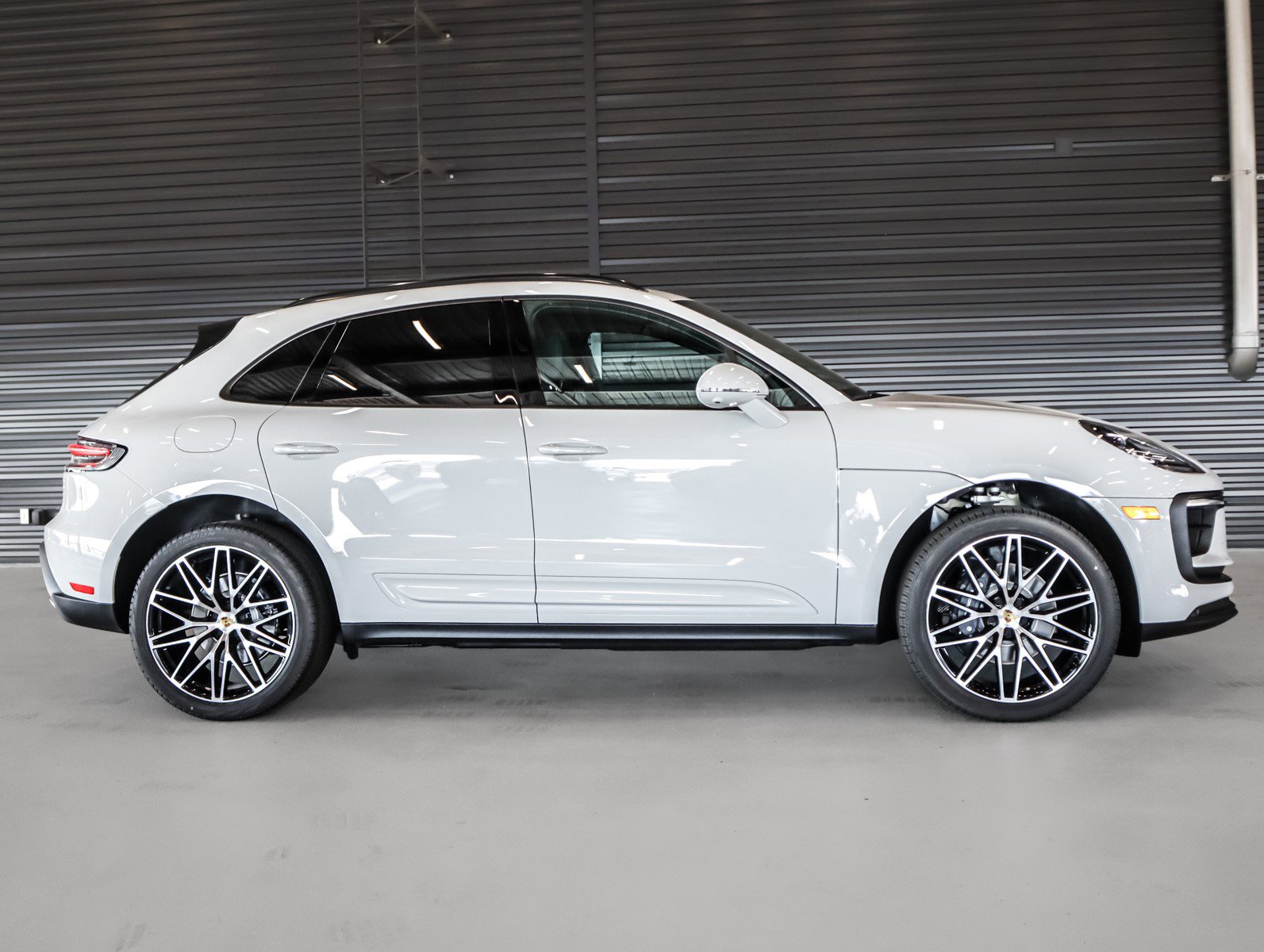 2025 Porsche Macan T photo 9
