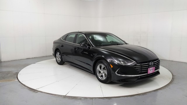 Used 2022  Hyundai SE image 7