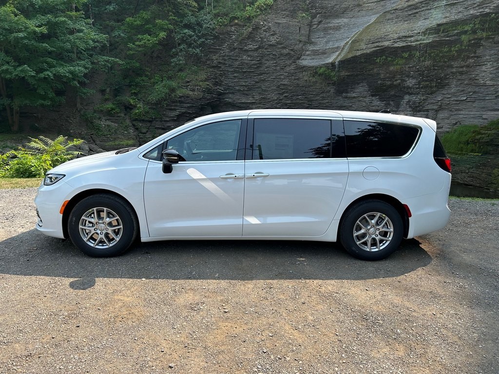 2026 Chrysler Pacifica photo 2