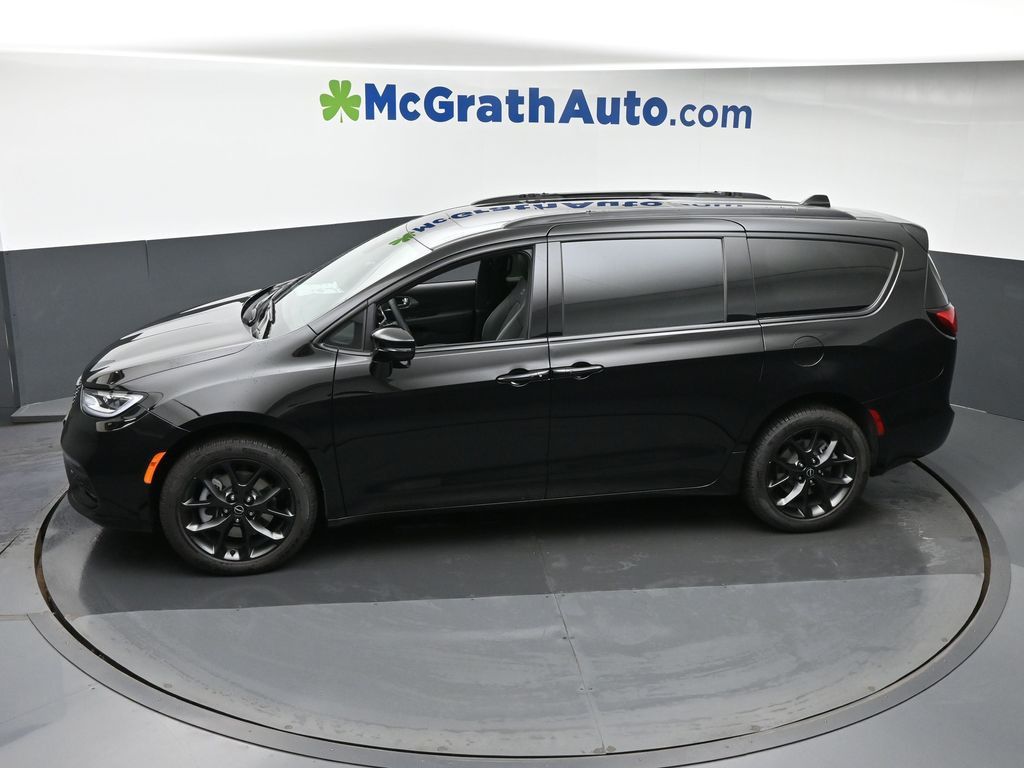 2026 Chrysler Pacifica Limited photo 17