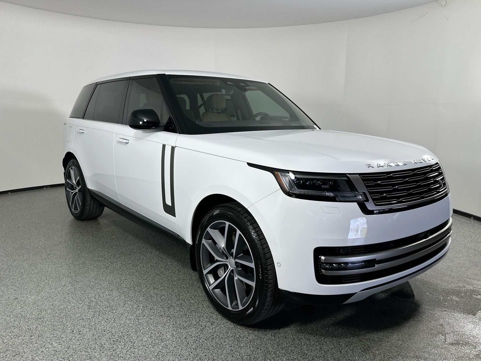 2025 Land Rover Range Rover SE photo 3