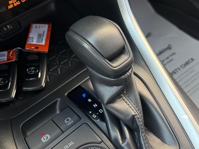 2024 Toyota RAV4 Hybrid XLE photo 25