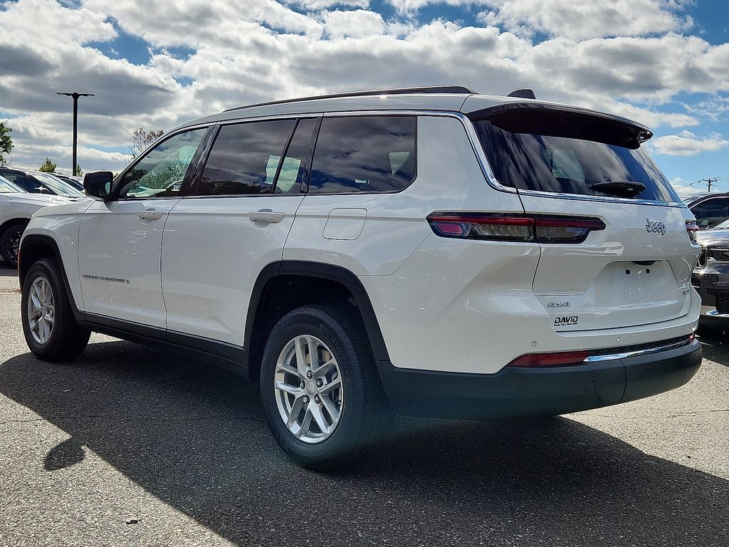 2025 Jeep Grand Cherokee Laredo Altitude photo 3