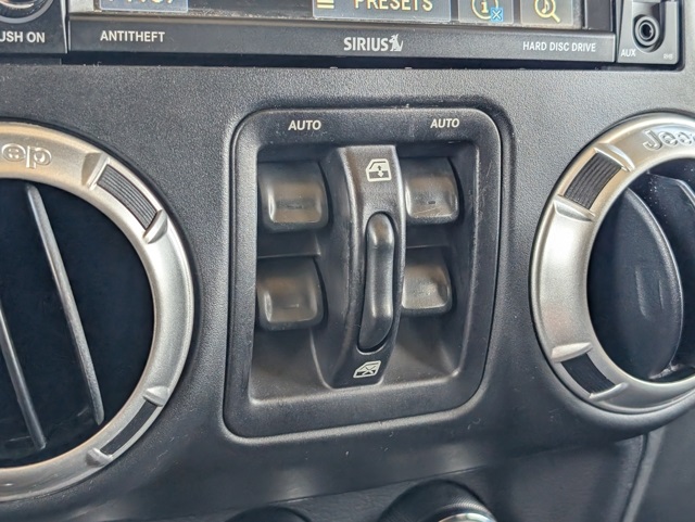 2015 Jeep Wrangler Unlimited Sahara photo 12