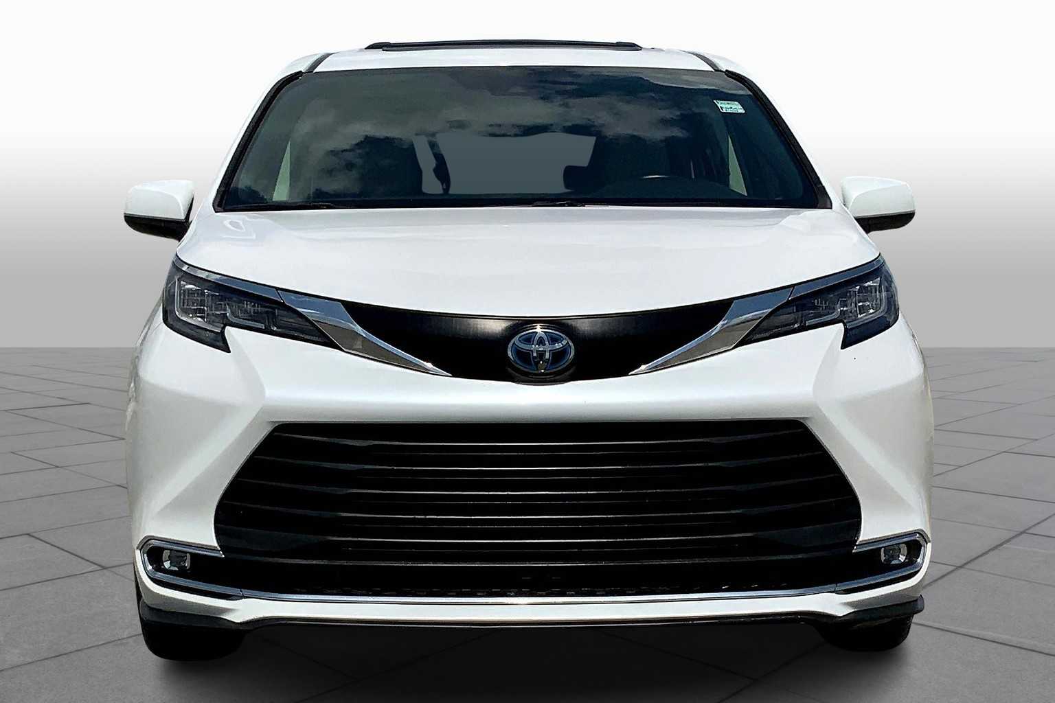 2023 Toyota Sienna XLE photo 3