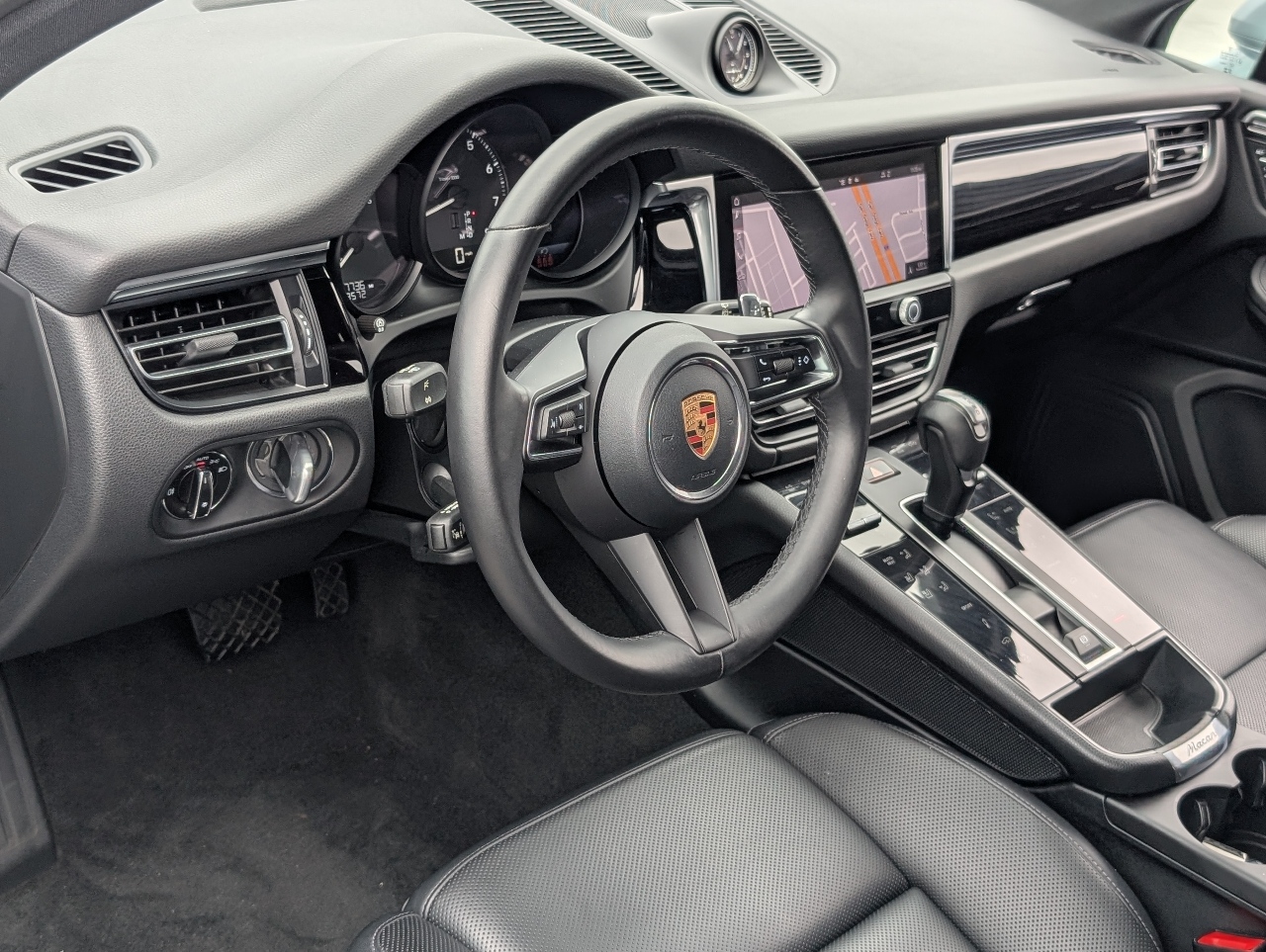 2023 Porsche Macan T photo 4