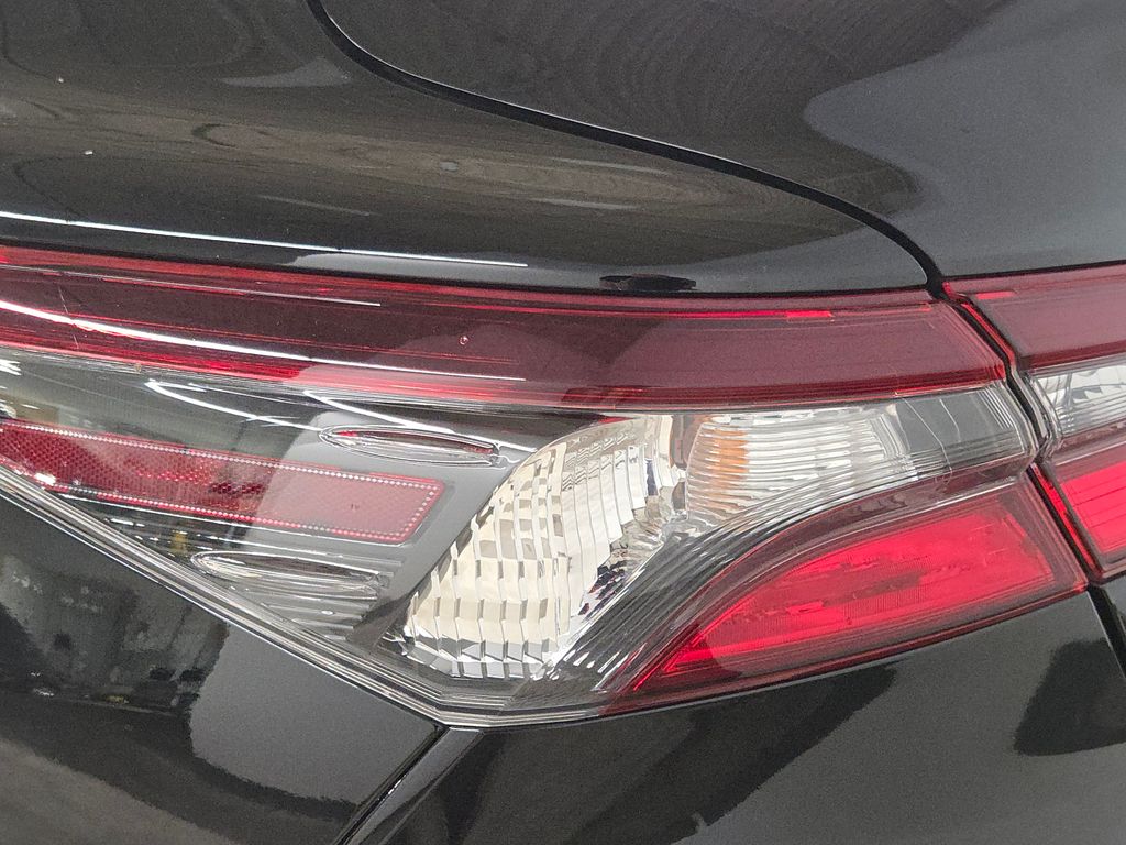2023 Toyota Camry Hybrid LE photo 13