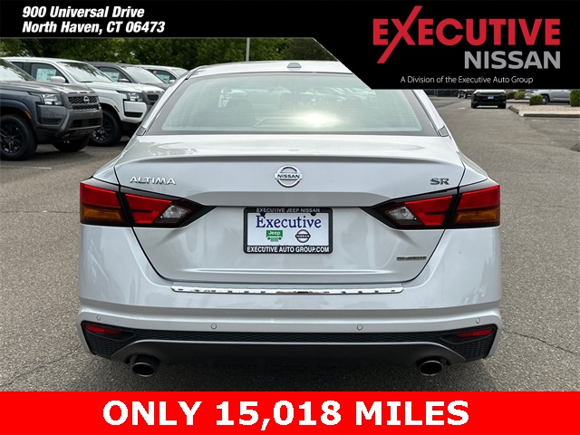 2022 Nissan Altima SR photo 2