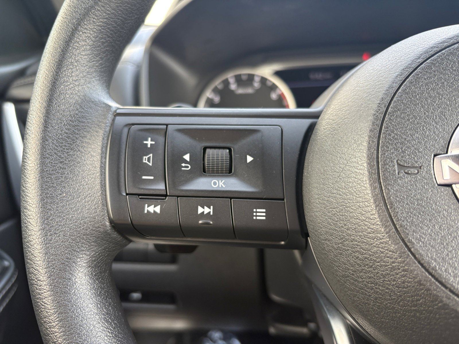 2024 Nissan Rogue SV photo 10