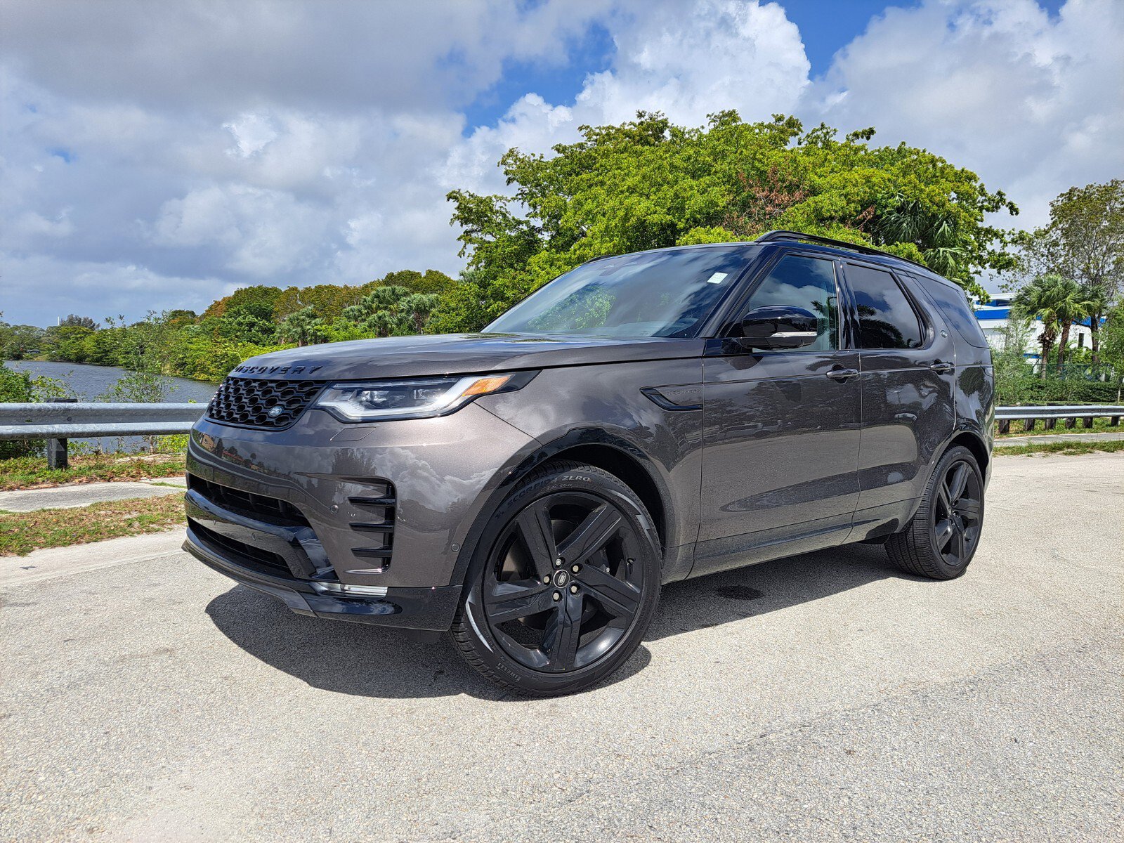 2025 Land Rover Discovery Dynamic SE's photo