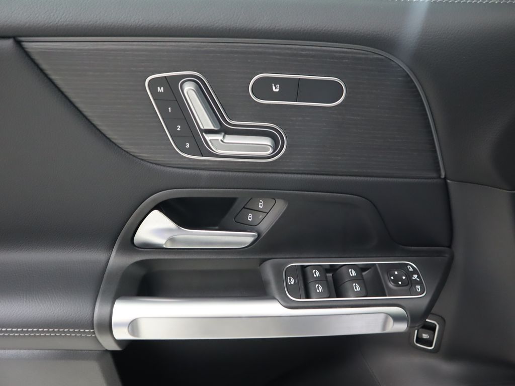 2026 Mercedes Benz GLB 250 photo 23