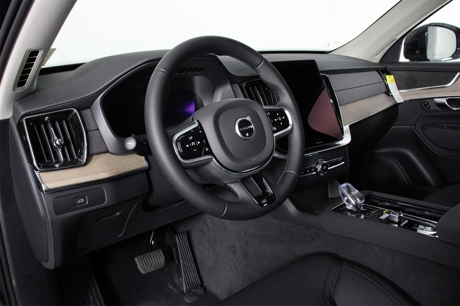 2026 Volvo XC90 B5 Plus photo 8