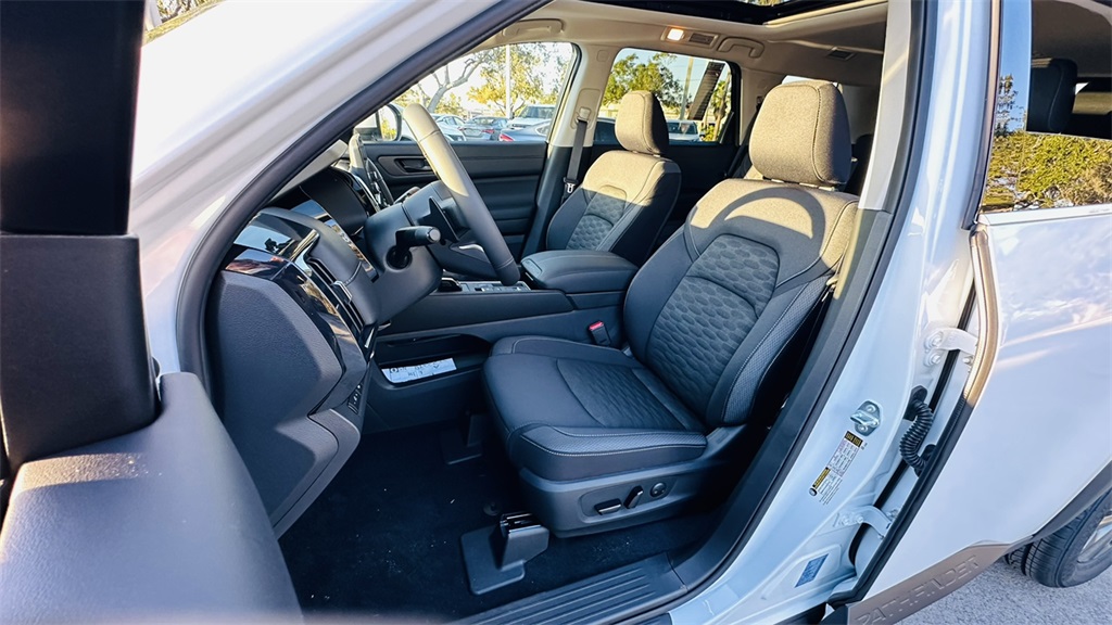 2025 Nissan Pathfinder SV photo 25